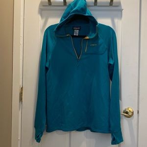 Women’s Patagonia R1 pullover with hood